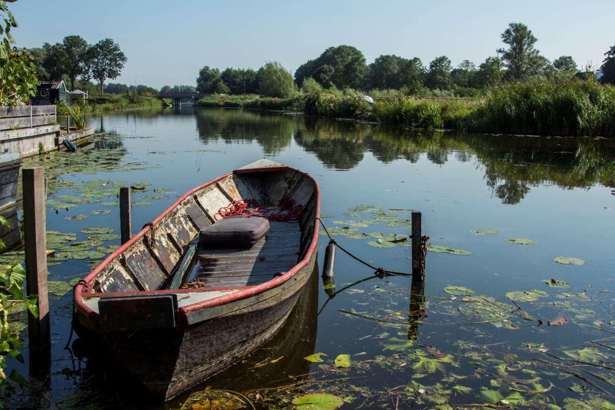 Bootje aan een aanlegsteiger in de Regio Alkmaar